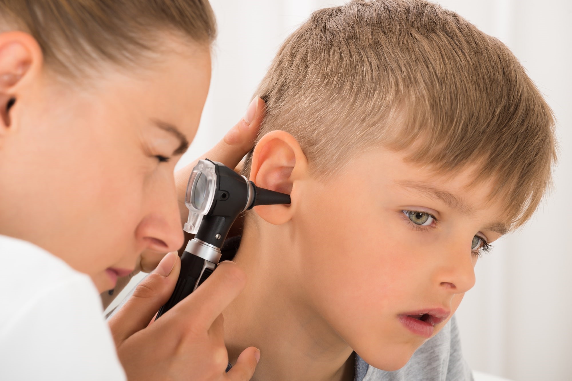 Infeksionet e veshit të mesëm shkak për uljen e dëgjimit tek fëmijët